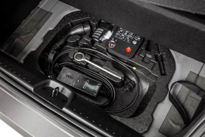 Cabo carregador do Fiat 500e se conecta à tomadas comuns