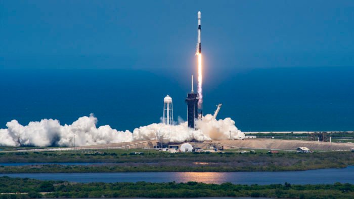 Falcon 9 em lançamento de satélites Starlink (Imagem: divulgação/SpaceX)